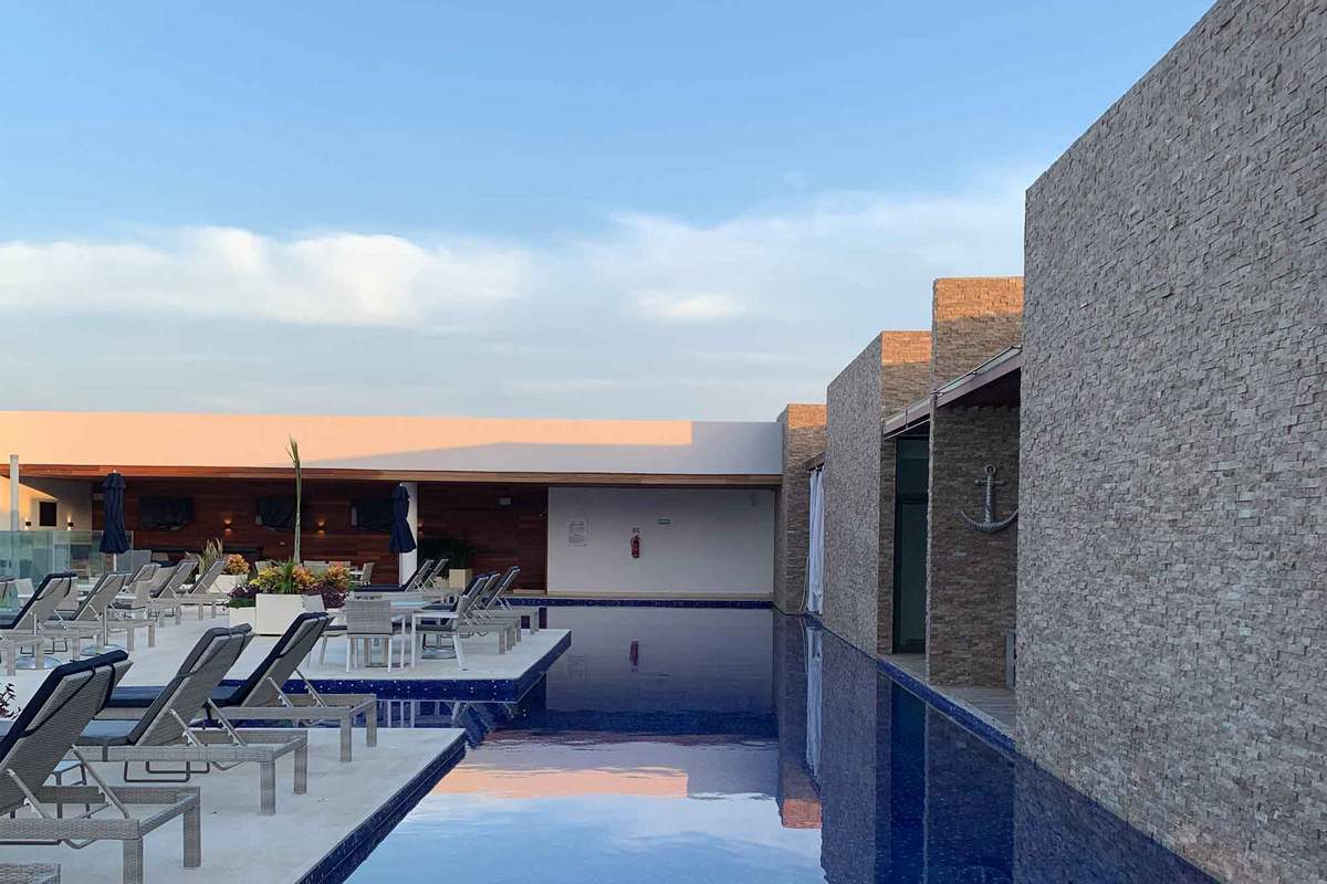 Reforma y mantenimiento de piscina en curso