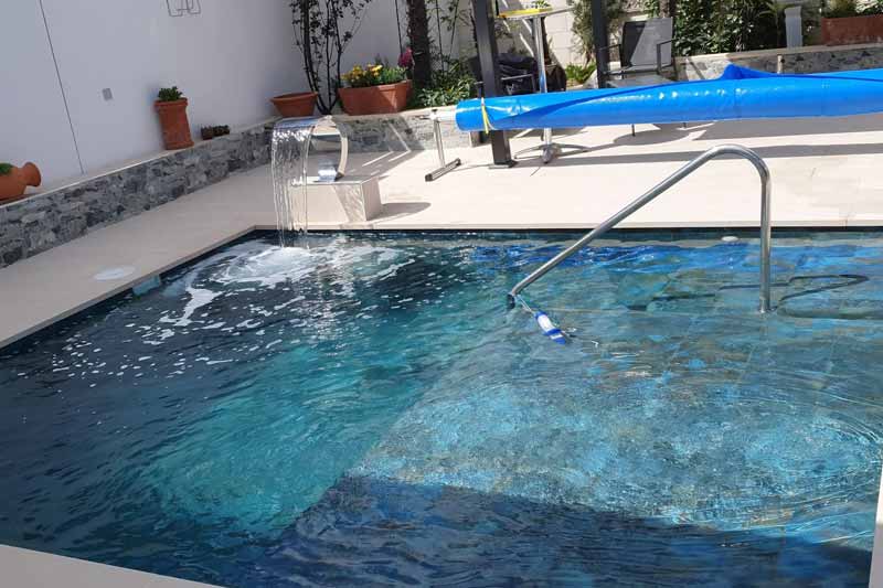 Piscina con casacada