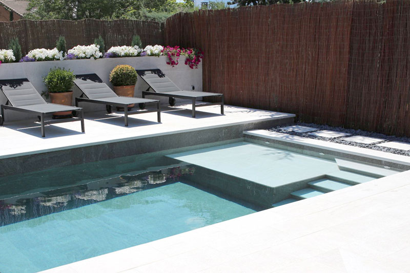 Piscina de porcelanico