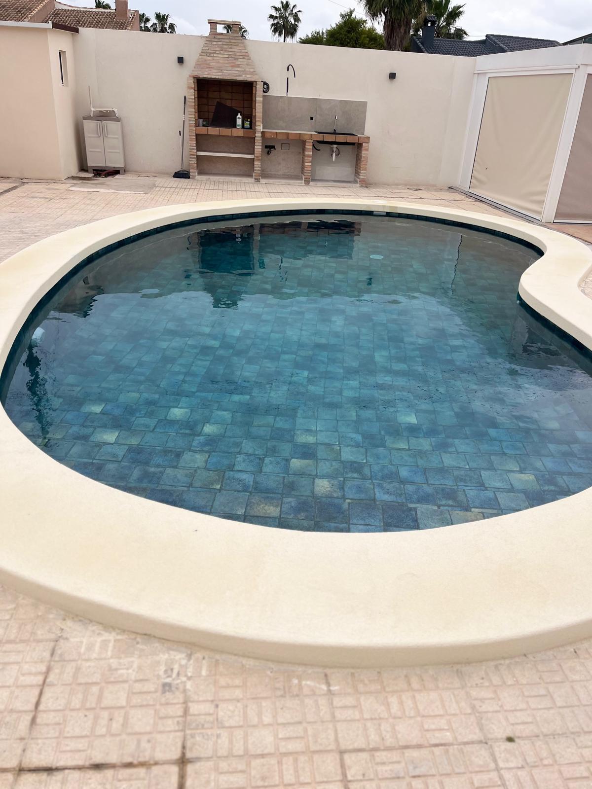 Resultado final de reforma integral de piscina en El Chaparral